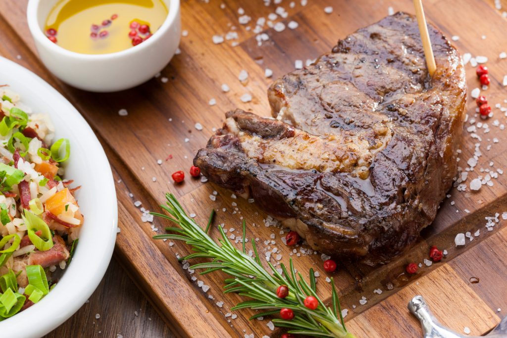 Bistecca alla brace con rosmarino