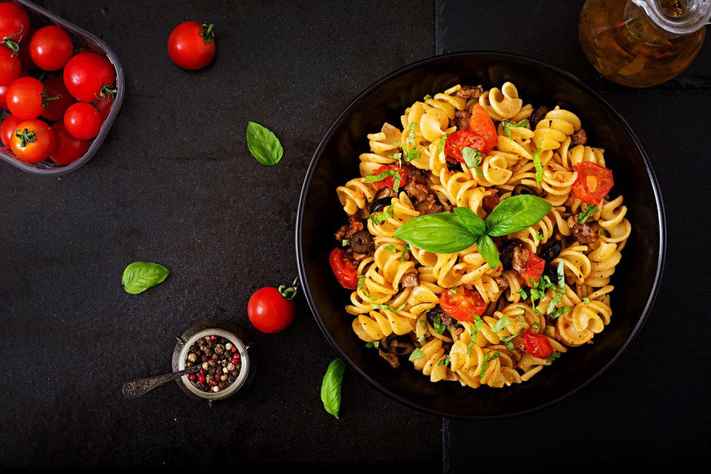 Fusilli con pomodorini acciughe e mozzarella