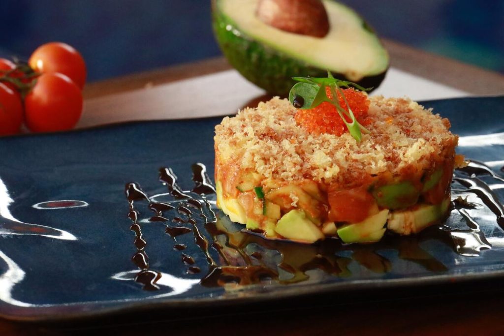 Tartare di tonno con guacamole scomposto