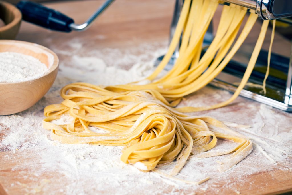 Tagliatelle paglia e fieno con gamberi