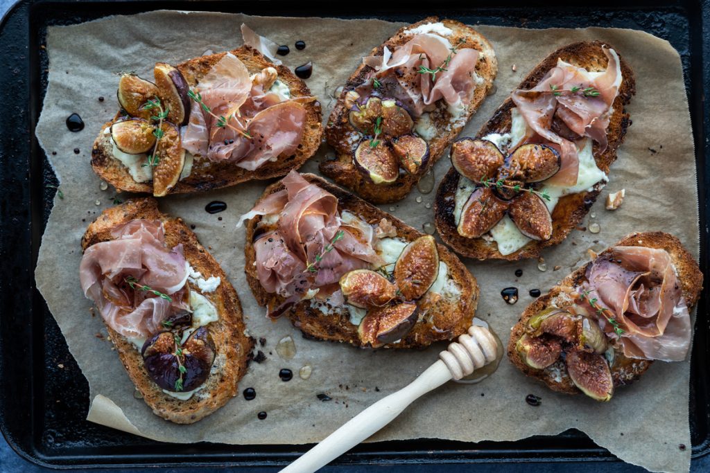Tartine al formaggio alle erbe e prosciutto cotto