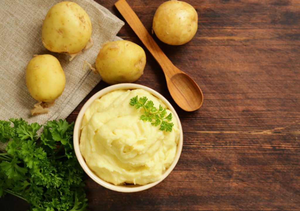 Patate schiacciate al forno