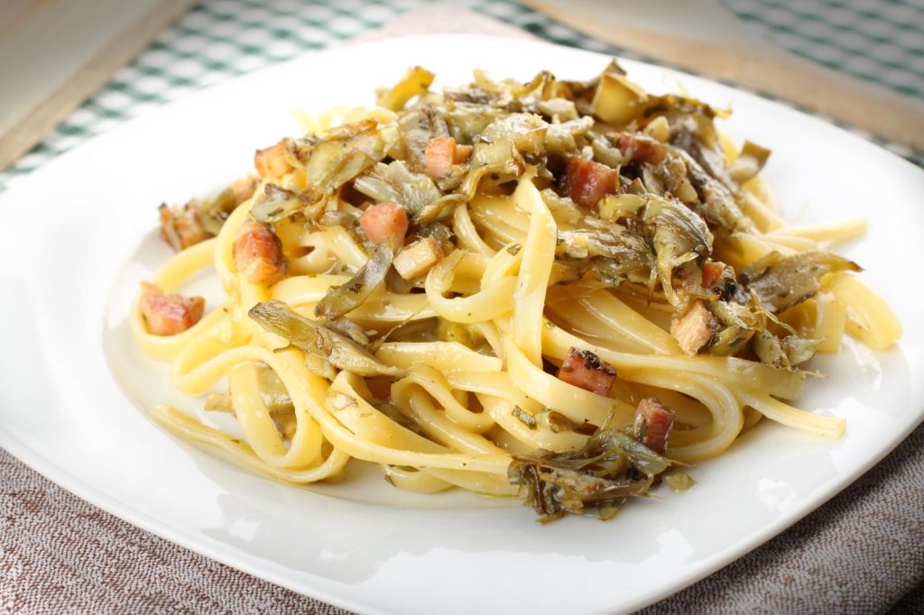 Pasta con carciofi e pancetta